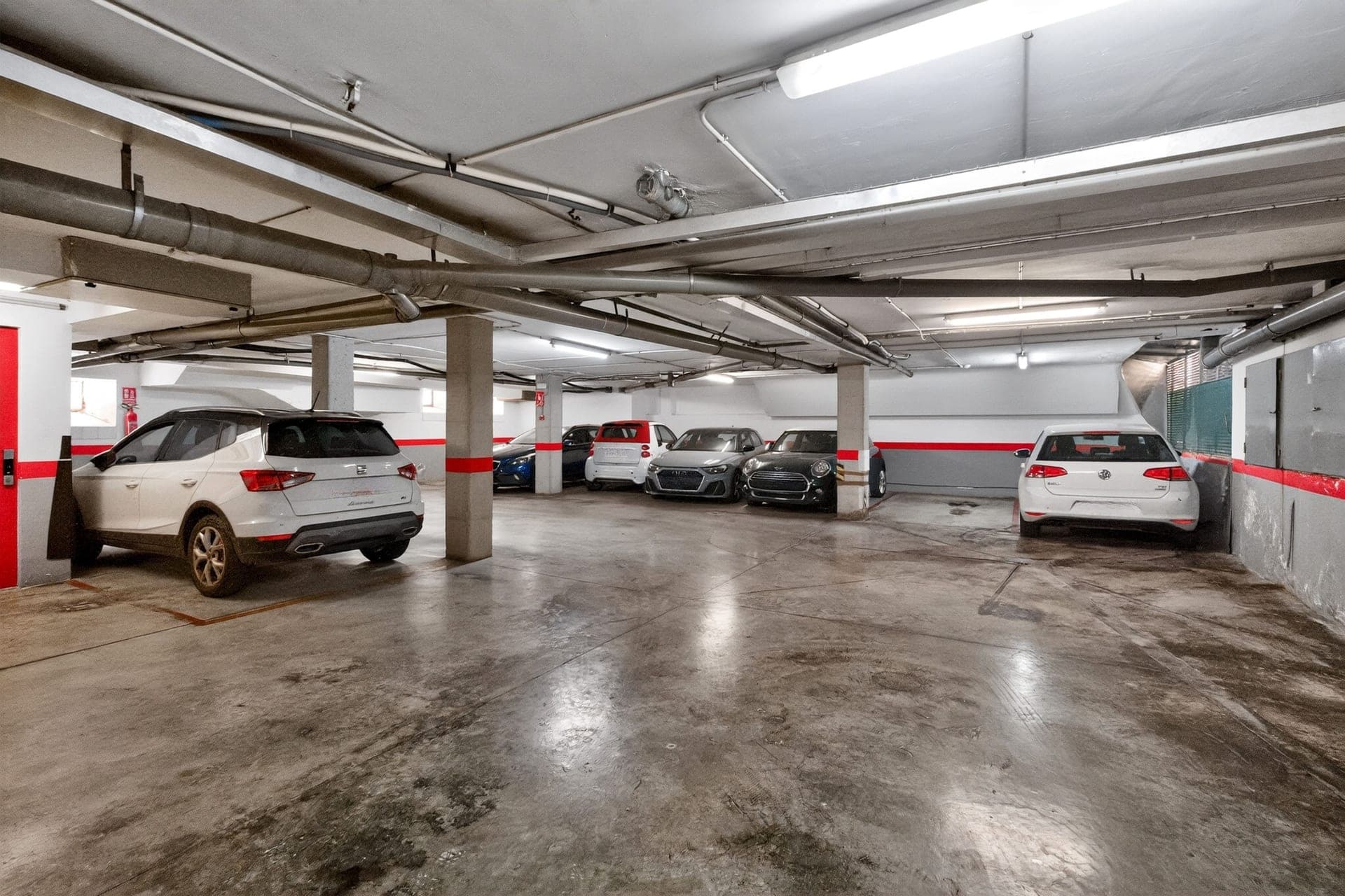 Elegant living in La Seu with parking space, 24