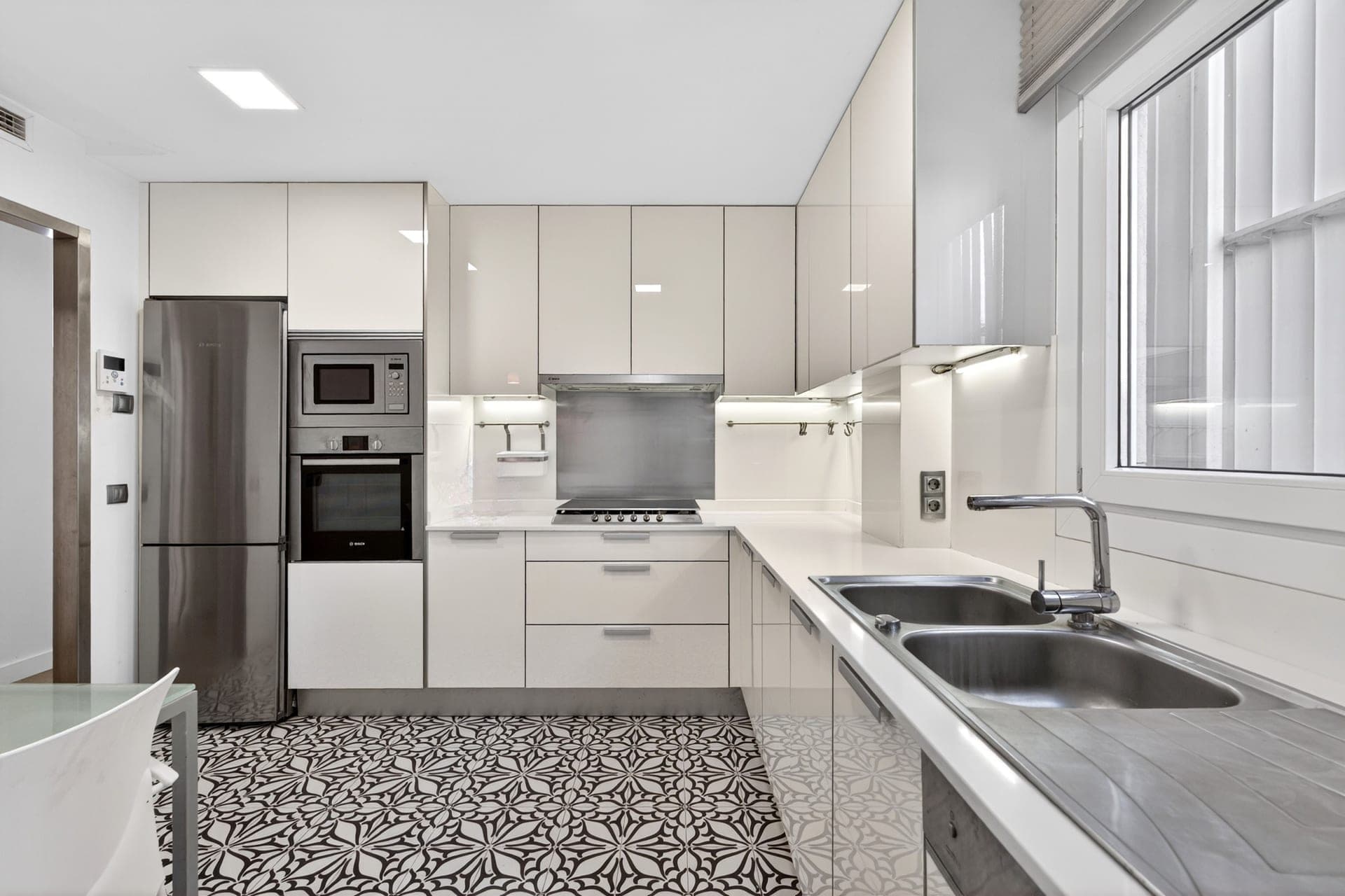 Elegant living in La Seu with parking space, 4