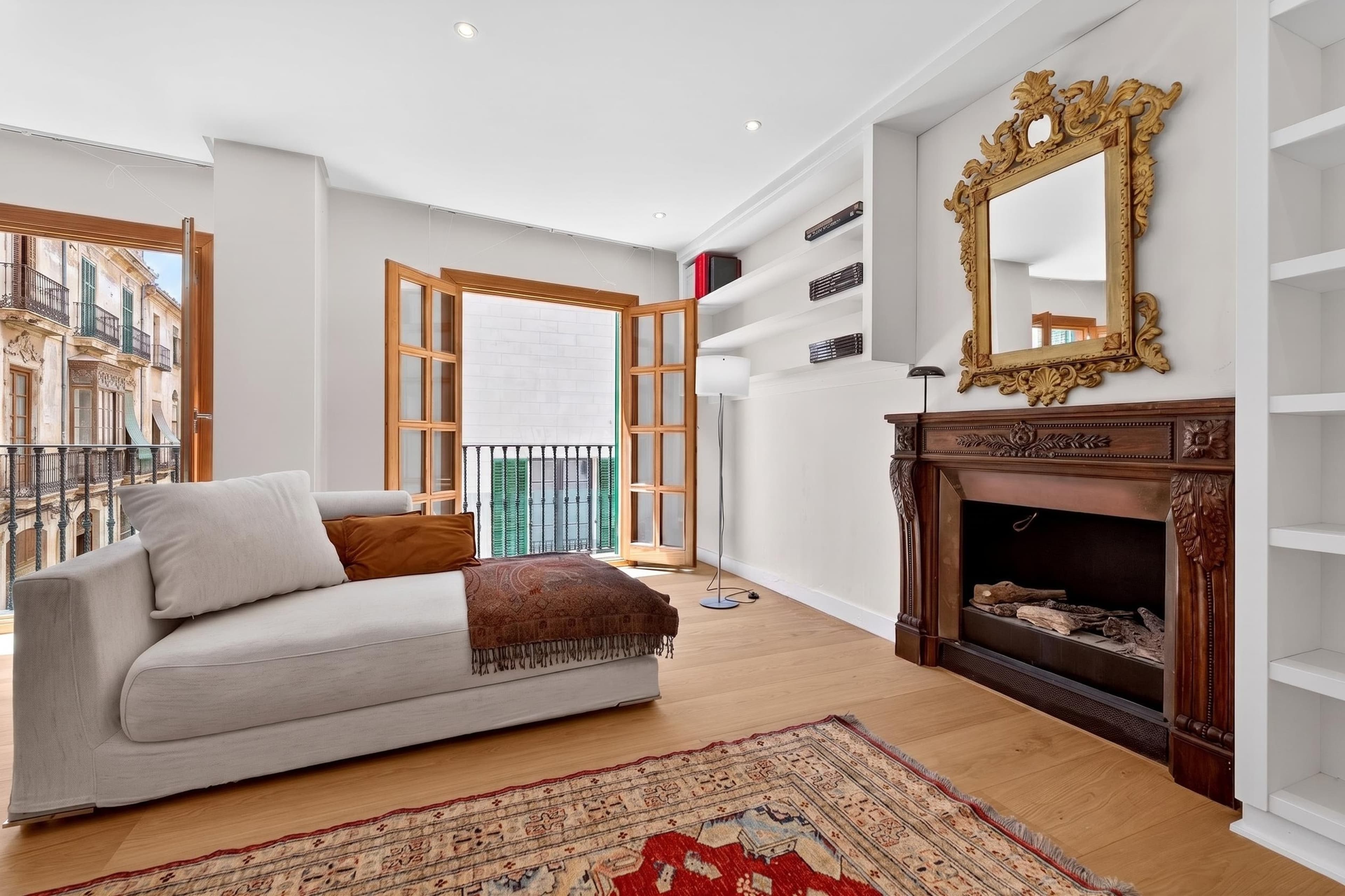 Elegant living in La Seu with parking space, 3